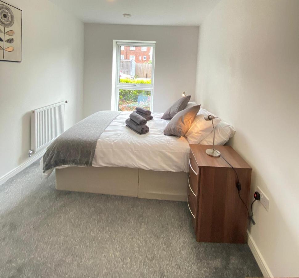 2 Double Beds Or 4 Singles, 2 Bathrooms, Free Parking, Smart Tv'S, Close To Gunwharf Quays, Beach & Historic Dockyard Portsmouth Exterior foto