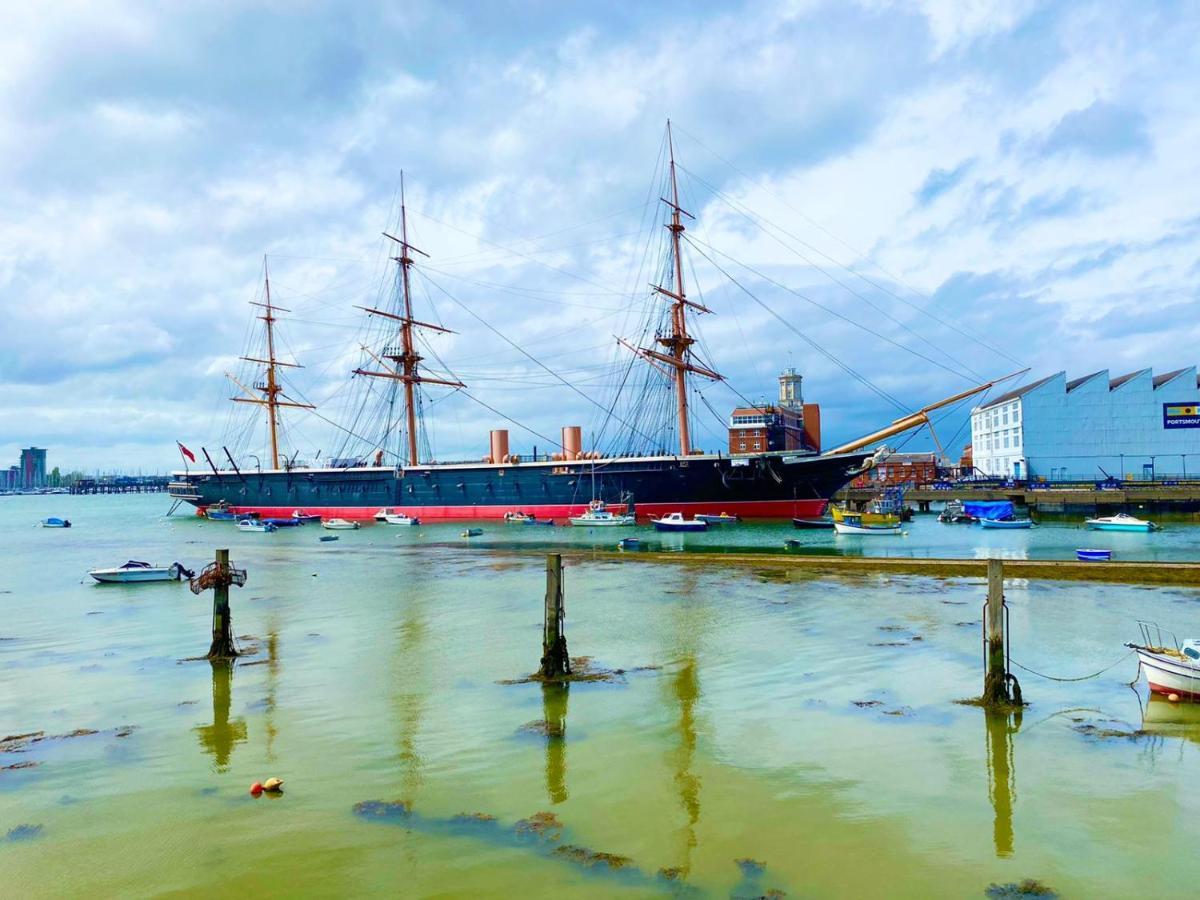 2 Double Beds Or 4 Singles, 2 Bathrooms, Free Parking, Smart Tv'S, Close To Gunwharf Quays, Beach & Historic Dockyard Portsmouth Exterior foto