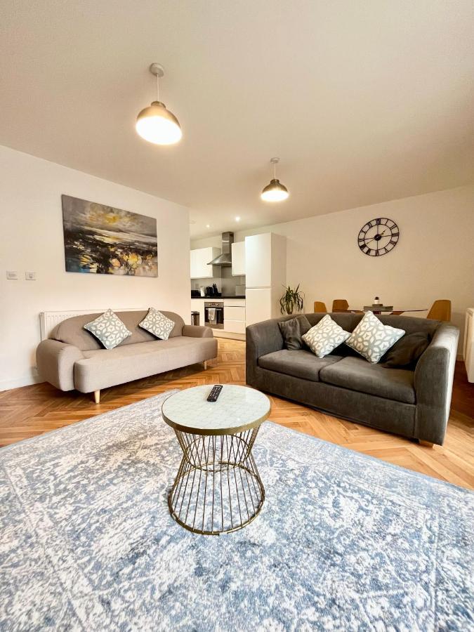 2 Double Beds Or 4 Singles, 2 Bathrooms, Free Parking, Smart Tv'S, Close To Gunwharf Quays, Beach & Historic Dockyard Portsmouth Exterior foto